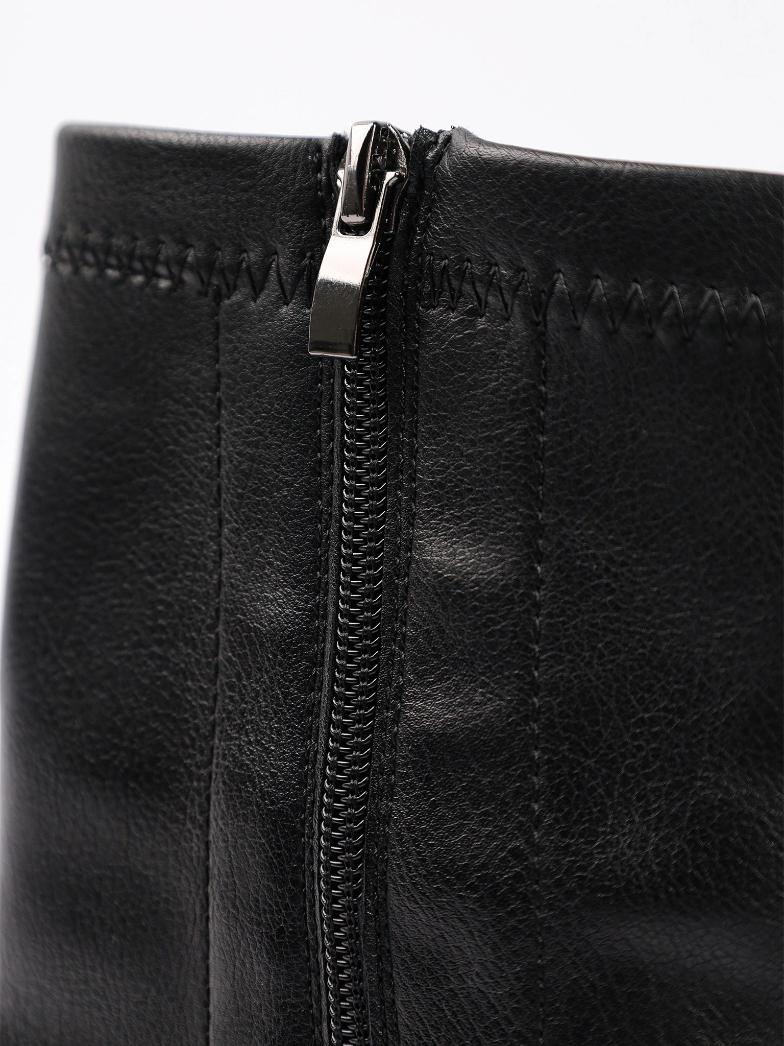 Ботинки черного цвета на низком каблуке